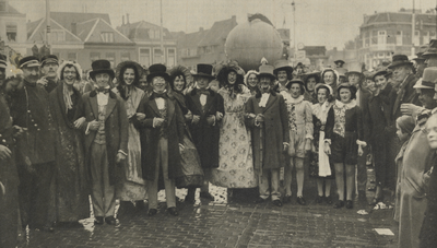 300270 Afbeelding van enkele deelnemers aan de historische verkeersoptocht ter gelegenheid van de viering van het ...